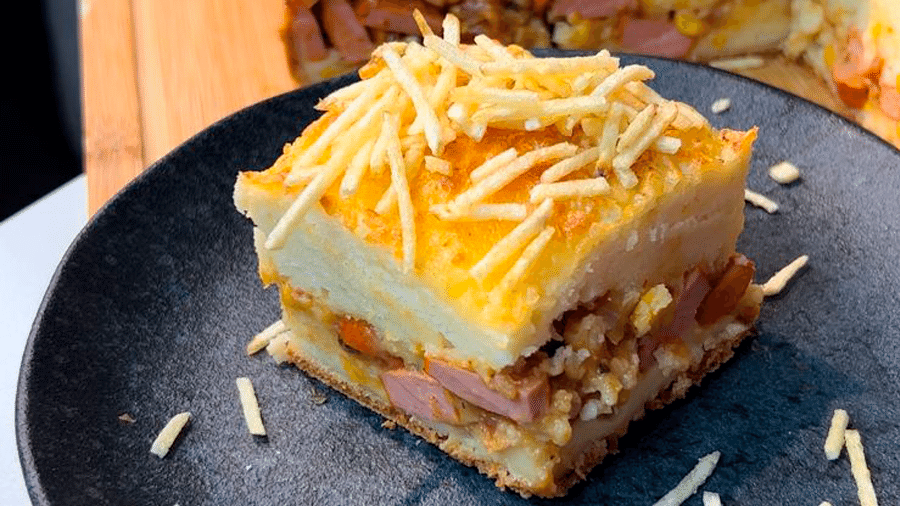 Salsicha em rodelas é refogada na panela e entra de recheio na torta de liquidificador - Arquivo pessoal