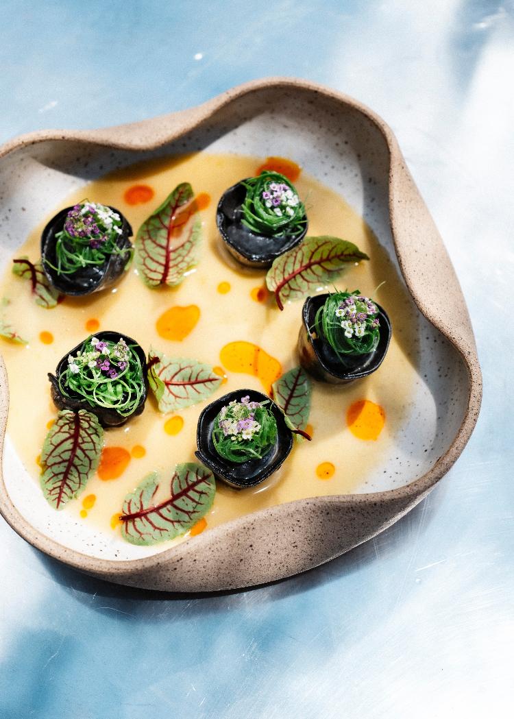 No Jacó, dumpling de cogumelo com massa de guioza com carvão ativado, pimenta e caldo de tucupi No Jacó, dumpling de cogumelo com massa de guioza com carvão ativado, pimenta e caldo de tucupi