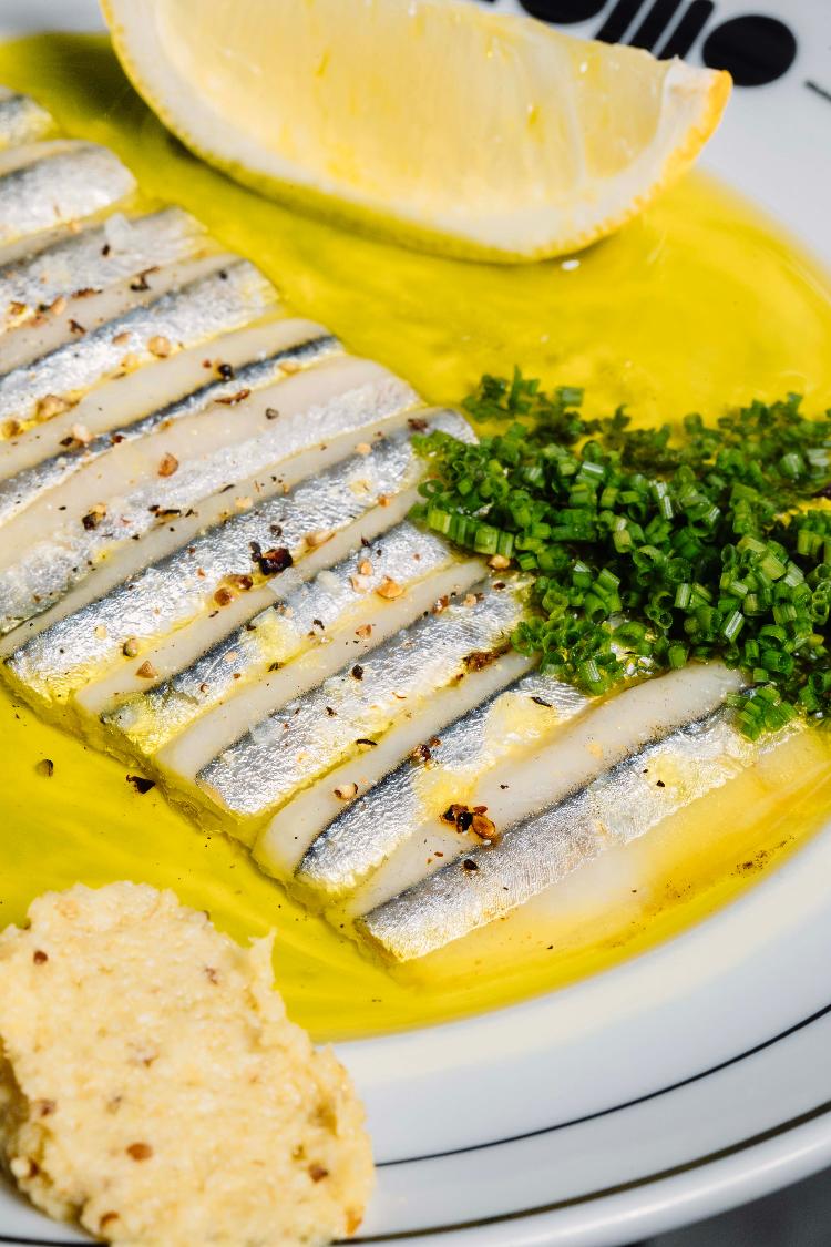 No Nomo, manjubinhas, azeite de salsão e kombu, purê de wasabi e rabanete No Nomo, manjubinhas, azeite de salsão e kombu, purê de wasabi e rabanete