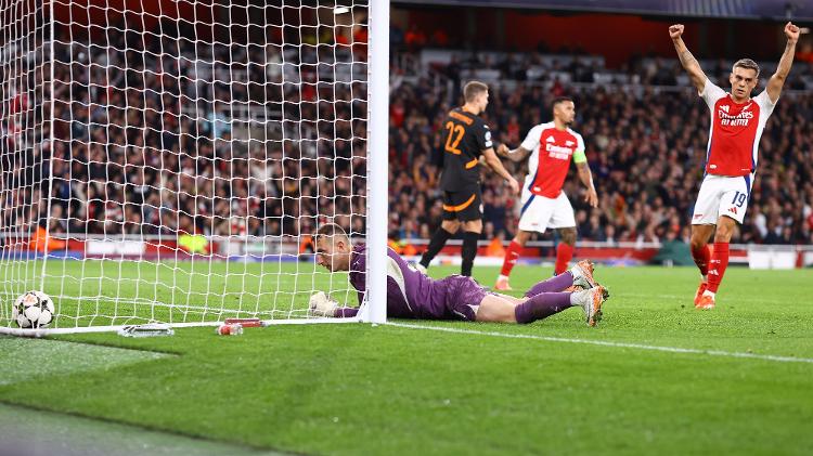 Riznyk deu azar no gol de Martinelli durante Arsenal x Shakhtar, duelo da Champions League Riznyk deu azar no gol de Martinelli durante Arsenal x Shakhtar, duelo da Champions League
