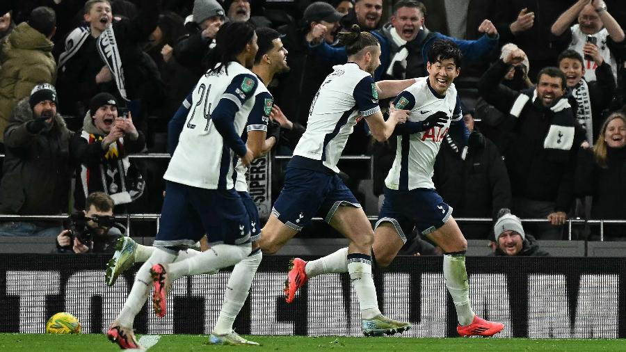 Son comemora gol olímpico, marcado em Tottenham x Manchester United, pela Copa da Liga Inglesa Son comemora gol olímpico, marcado em Tottenham x Manchester United, pela Copa da Liga Inglesa