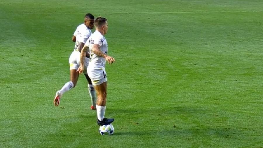 Soteldo pisa na bola durante Santos x Vasco; ato gerou confusão na Vila Belmiro Soteldo pisa na bola durante Santos x Vasco; ato gerou confusão na Vila Belmiro