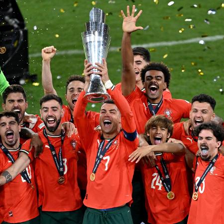 Cristiano Ronaldo levanta a taça da Liga das Nações após vitória sobre a Espanha na final Cristiano Ronaldo levanta a taça da Liga das Nações após vitória sobre a Espanha na final