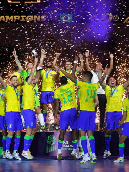 Brasil comemora o sexto título da Copa do Mundo de Futsal após vitória sobre a Argentina na final Brasil comemora o sexto título da Copa do Mundo de Futsal após vitória sobre a Argentina na final