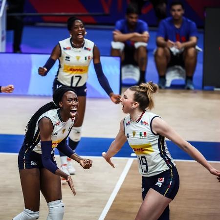Jogadoras da Itália celebram ponto contra o Brasil, na Liga das Nações Jogadoras da Itália celebram ponto contra o Brasil, na Liga das Nações