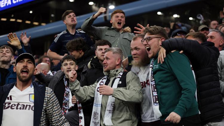 Torcedores do Aston Villa celebram gol sobre o PSG em jogo da Champions League