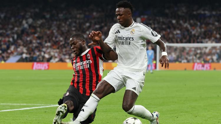 Vini Jr é marcado por Musah durante jogo entre Real Madrid e Milan pela Champions League