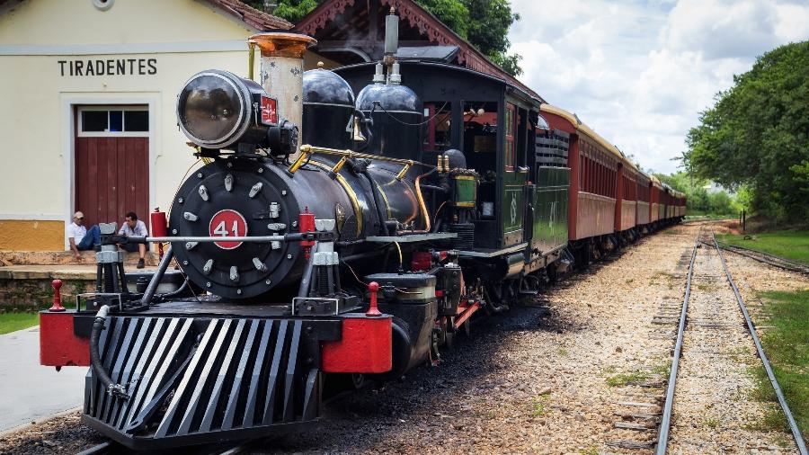 Locomotiva puxa vagões de trem - Getty Images