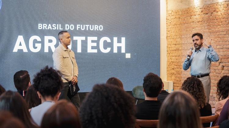 O apresentador Diego Sarza e Dirceu Ferreira, diretor de operações do PwC Agtech Innovation e sócio na PwC Brasil, durante evento "Brasil do Futuro ? Agrotech", realizado pelo UOL O apresentador Diego Sarza e Dirceu Ferreira, diretor de operações do PwC Agtech Innovation e sócio na PwC Brasil, durante evento "Brasil do Futuro ? Agrotech", realizado pelo UOL