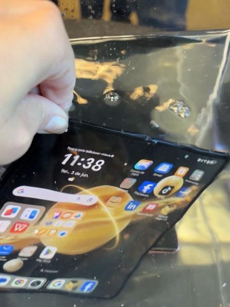 Honor Magic V3 tem certificação IPX8, que permite ser submerso em até 2.5 metros de profundidade Honor Magic V3 tem certificação IPX8, que permite ser submerso em até 2.5 metros de profundidade