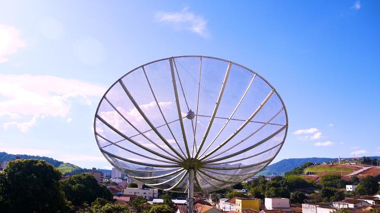 Antena instalada no Inatel (Instituto Nacional de Telecomunicações) Antena instalada no Inatel (Instituto Nacional de Telecomunicações)