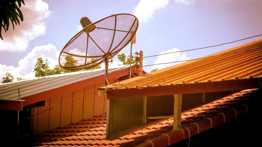 Antena parabólica instalada no telhado de uma casa - Pixabay
