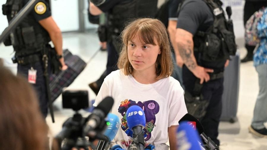 10.jun.2025 - A ativista sueca Greta Thunberg fala com jornalistas após chegar no aeroporto Charles de Gaulle, em Paris - Hugo MATHY / AFP