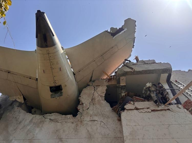 Imagem publicada pela Força Central de Segurança Industrial da Índia mostra avião após atingir prédio em acidente Imagem publicada pela Força Central de Segurança Industrial da Índia mostra avião após atingir prédio em acidente