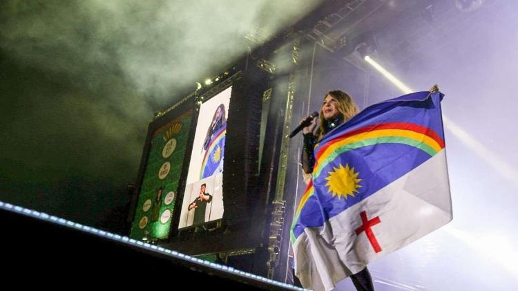 Elba Ramalho carrega bandeira de Pernambuco no São João de Caruaru em 2023 Elba Ramalho carrega bandeira de Pernambuco no São João de Caruaru em 2023
